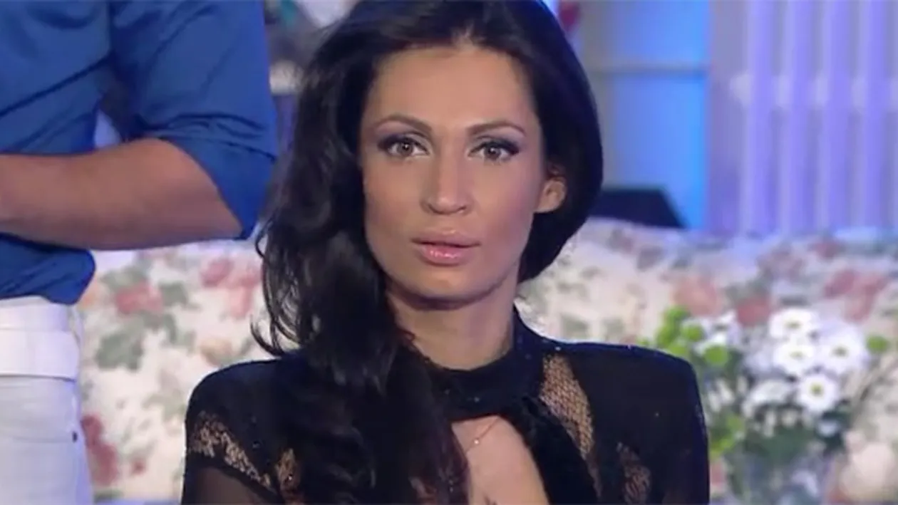 Nicoleta Luciu, cu chiloteii la vedere, in direct! Bruneta a venit cu o rochie foarte scurta la Happy Hour