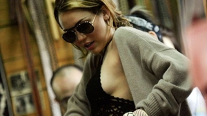 Miley Cyrus nu suporta sutienul