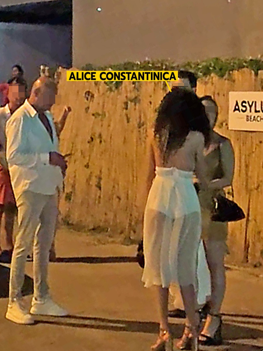 Alice Constantinică își ia rămas bun de la amicii cu care a petrecut în club (Foto: CANCAN.RO)