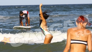 Perfectiunea in valurile marii. Sirena sexy Roxana Ilie si-a etalat noul tatuaj la Mamaia, chiar sub ochii... sotului