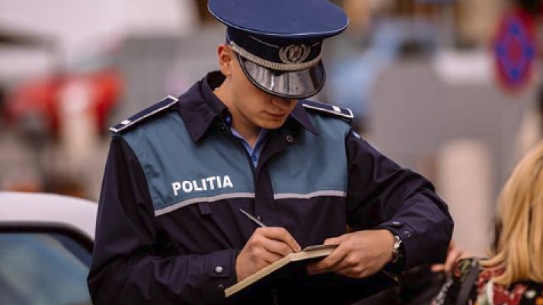 E lege! Neatenţia care te lasă fără 550 de lei. Este interzis să faci asta la volan, conform Codului Rutier