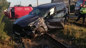 A scăpat ca prin minune după ce mașina lui a fost lovită de tren