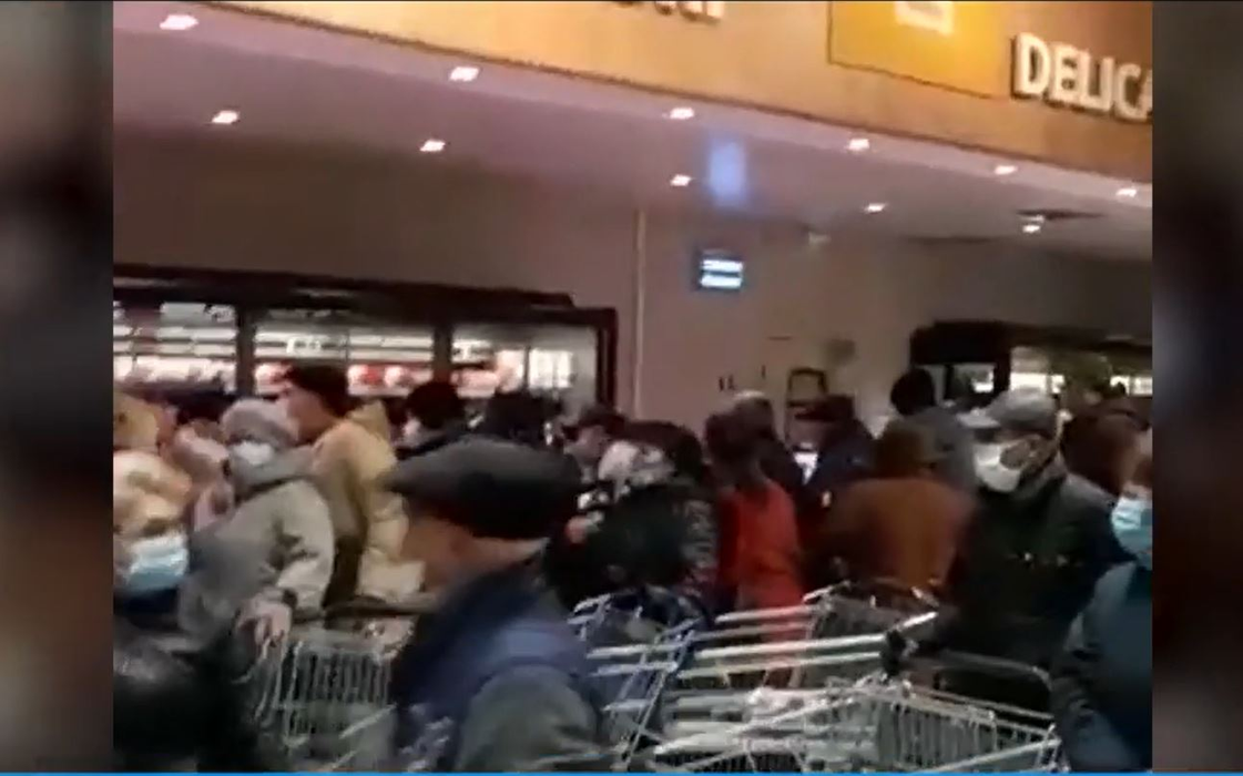 Zeci de oameni din Alexandria s-au luptat pentru carne la ofertă în pandemie. Autoritățile se tem că astfel de scene se vor repeta și în alte orașe