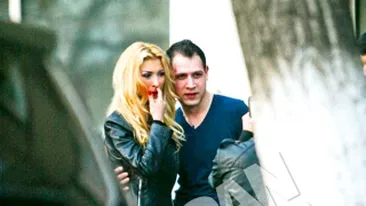 Pe Andreea Balan o mananca nasul in timp ce se pozeaza cu un fan