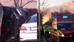 Accident cumplit în București. Un tânăr de 18 ani s-a răsturnat cu mașina, s-a izbit de un stâlp și a ricoșat în două mașini parcate