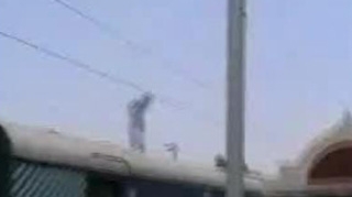 VIDEO SOCANT S-a urcat pe tren si a luat foc instantaneu!