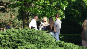 De cand si-a micsorat stomacul, Raluca Badulescu isi plimba mandra silueta "Punga" in parc