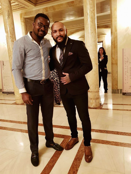 Dani Mocanu, invitat de onoare al Camerei de Comerț! Manelistul, cercetat pentru proxenetism, a fost prezent la vernisajul de artă