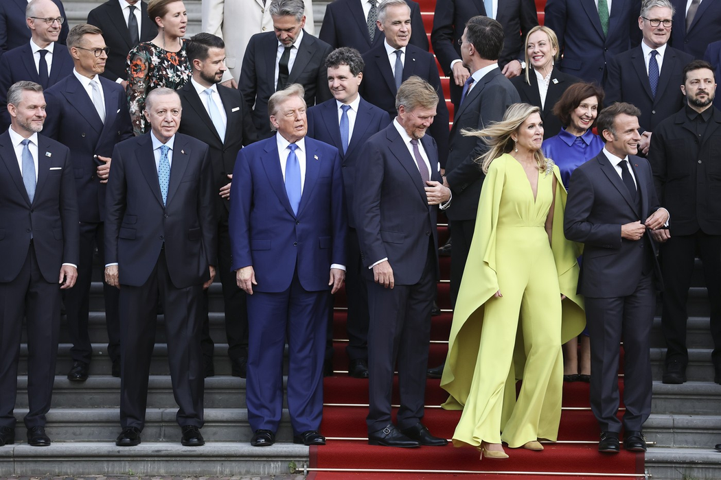 Fotografie de group cu regele Willem-Alexander și regina Maxima cu șefii de stat și de guverne participanți la summitul NATO înainte de dineul de la Paleis Huis Ten Bosch. Foto: Profimedia