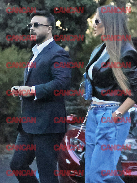 Gabi Bădălău, la costum, iar Bianca în blugi