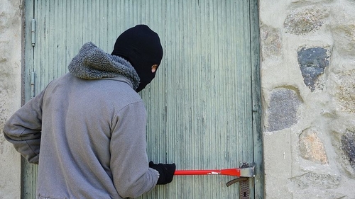 Un dentist din Capitală a chemat poliţia după ce cabinetul lui a fost jefuit, dar s-a ales cu o amendă de toată frumuseţea! De ce i-au cerut oamenii legii să plătească 10.000 de lei