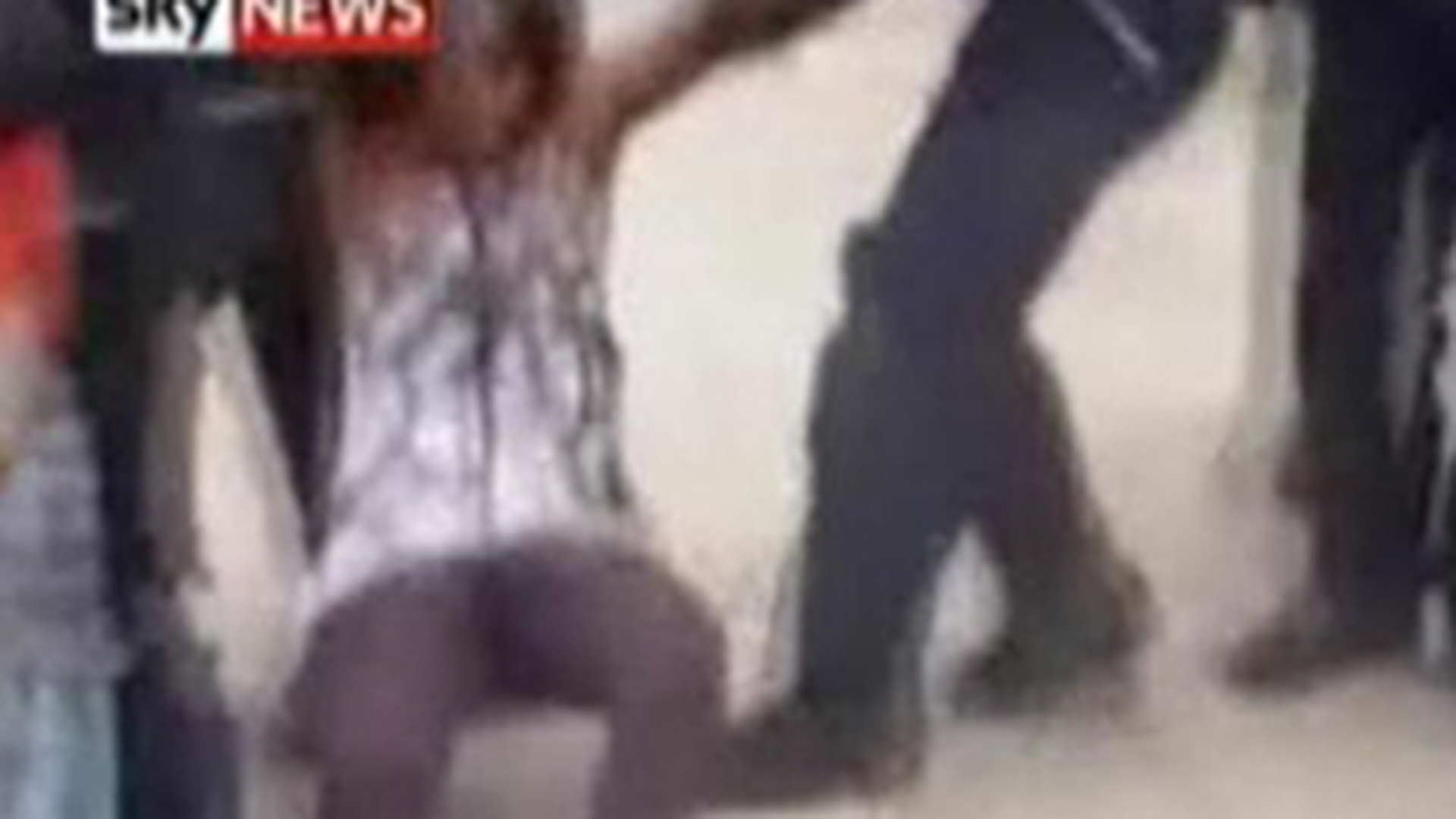 VIDEO Copii mici si imigrante insarcinate, lovite fara mila de  politistii francezi