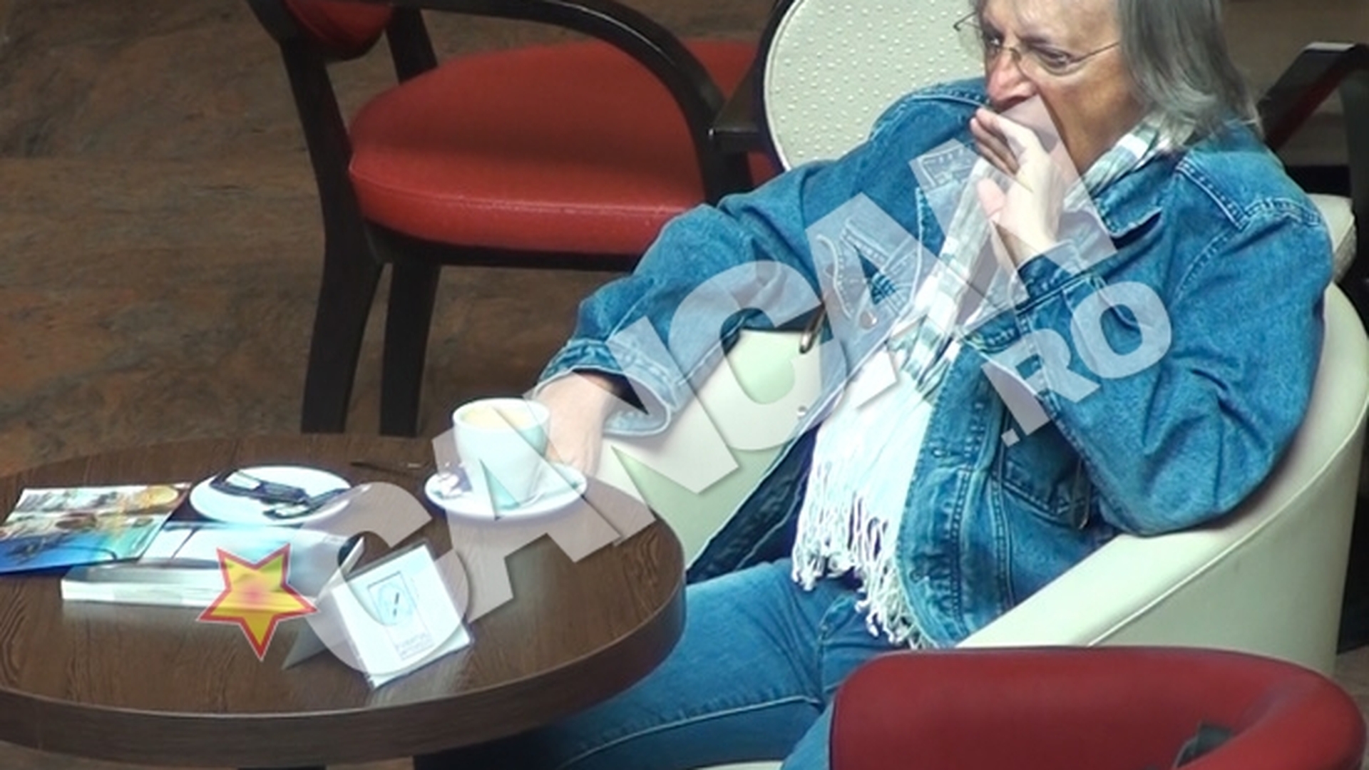 Sunt singurel... bing, bang, la cafenea... bing, bang.  Mihai Constantinescu se relaxeaza cu el insusi