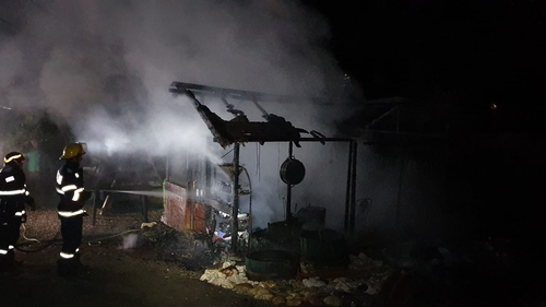 Incendiu devastator! Opt mașini și două case distruse de flăcări