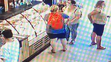 Scandalos! Ce a făcut o femeie după ce a găsit pe jos o bancnotă de 100 de lei, în Sun Plaza Mall din București. Camerele de supraveghere au filmat tot!
