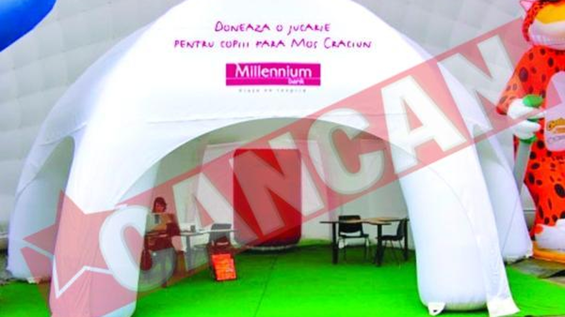 Copiii si batranii au donat jucarii la cel mai inalt brad din Europa