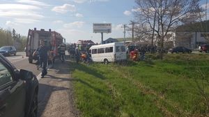 Microbuz cu 20 de persoane, implicat într-un accident în Prahova. Bilanțul victimelor