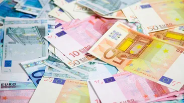 Cursul a fluctuat uşor în jurul nivelului de 4,54 lei/euro în prima oră a şedinţei