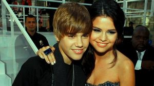 Ce tie iti place... si ea poate face! Justin Bieber o acuza pe Selena Gomez ca flirteaza cu Orlando Bloom! S-a ajuns la amenintari