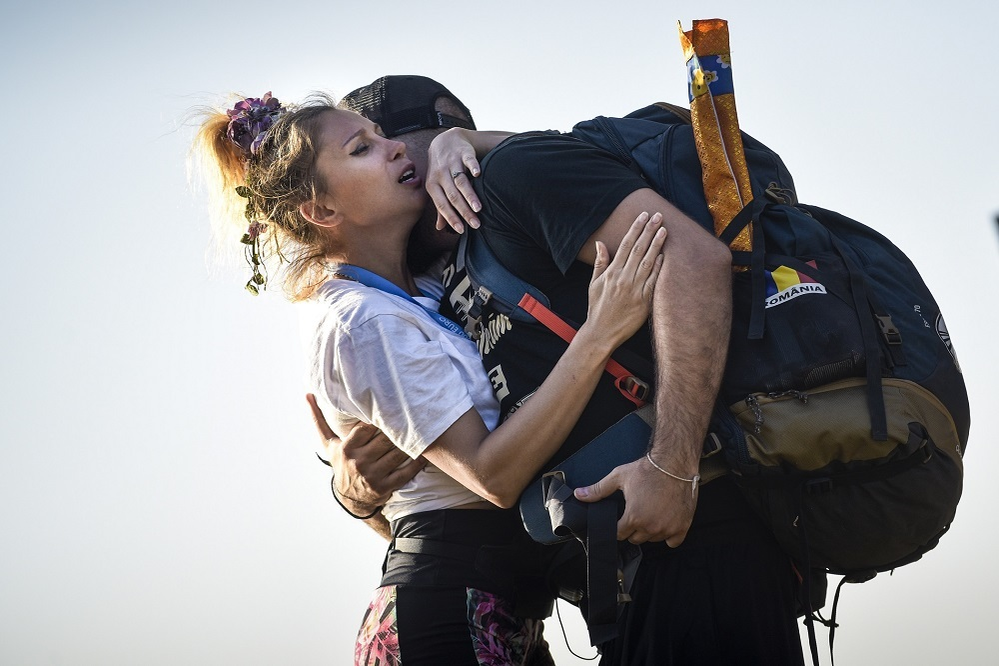 Lora şi logodnicul ei s-au folosit la maximum de momentele de tandreţe ca să depăşească situaţiile dificile, situaţiile conflictuale care sunt atât de dese într-o experienţă de genul acesta.