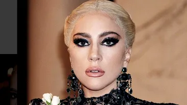 Lady Gaga, apariţie spectaculoasă la premiile Grammy! Stai să vezi cum arată rochia vedetei de la spate. Îţi taie respiraţia!