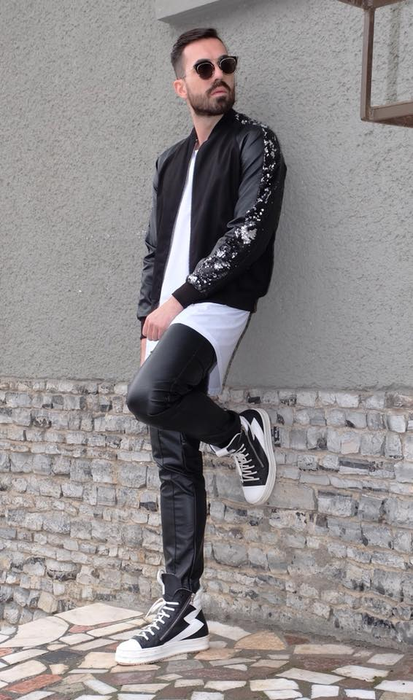 Alex este un designer care a pus pe picioare o afacere ușor ”diferită”