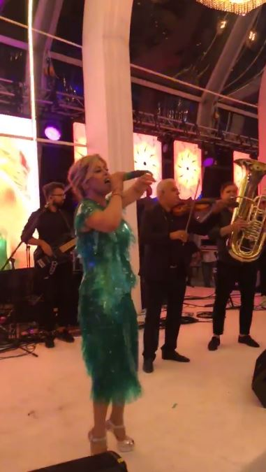 Loredana Groza a început recitalul cu melodia ”Bună seara, iubite!”
