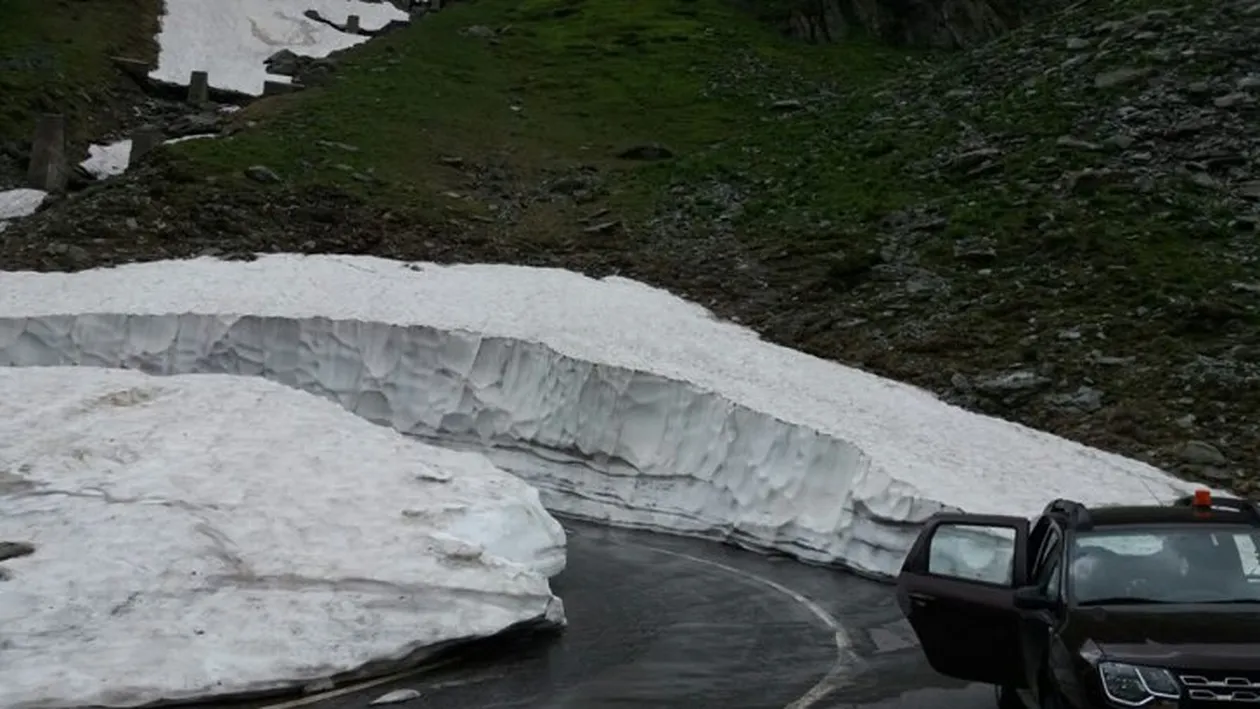 Zăpadă „cât casa” pe Transfăgărășan! Drumul este închis