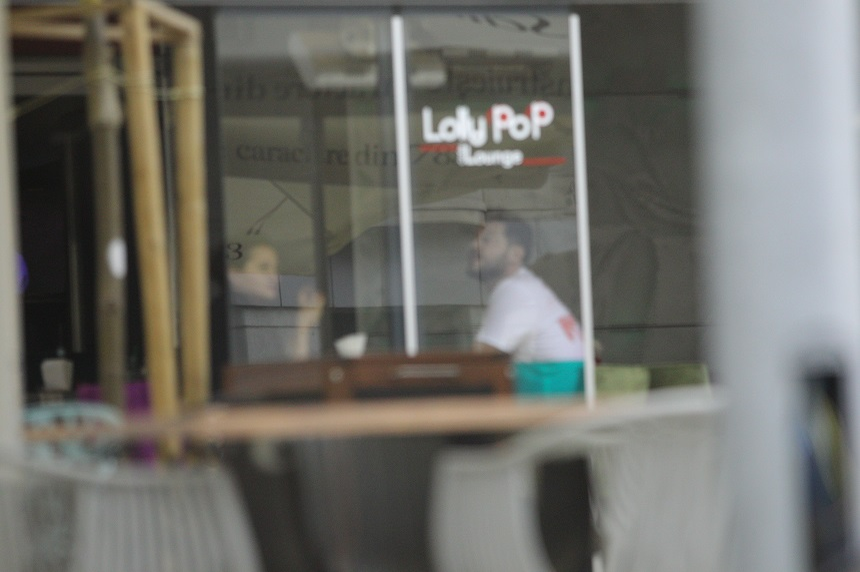 Victor Slav la cafenea, alături de o femeie misterioasă