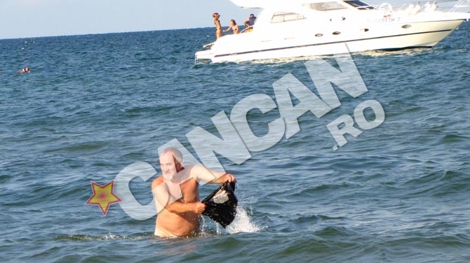 Welcome to Saint Tropez...de Romania! Imaginea care te va face sa iubesti Mamaia - Un batranel exhibitionist se dezbraca si isi spala chilotii in mare langa un iaht - Da-l pe Facebook