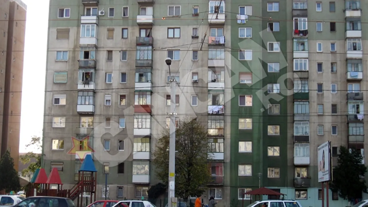 O fetita de doi ani a supravietuit dupa ce a cazut de la etajul trei