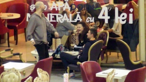 Andrei Stefanescu se da in stamba in fata prietenilor! A dansat intr-o cafenea din mall fara sa-i pese ca are si alti spectacori!