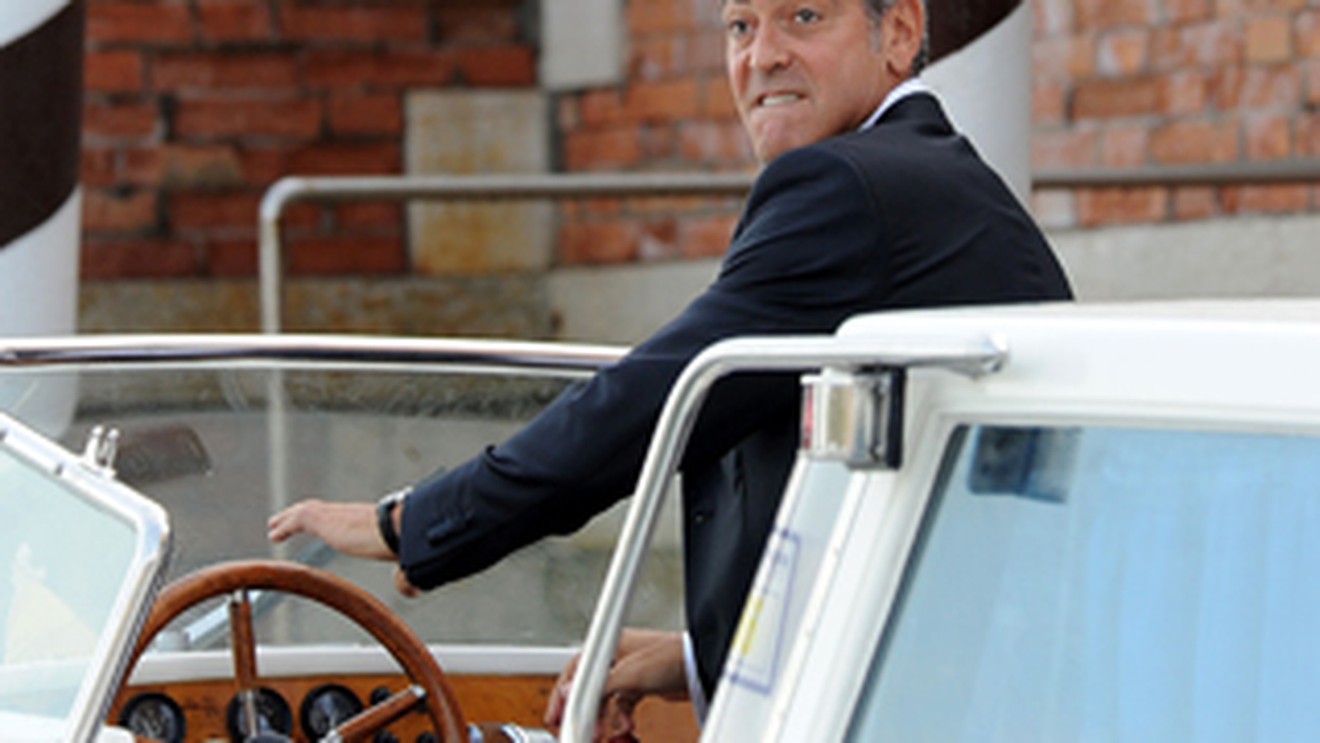 Ganduri ascunse? Berlusconi i-a aratat lui George Clooney patul primit cadou de la Putin!