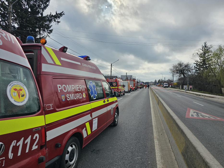 Dramă în Dâmbovița. S-a activat Planul Roșu de intervenție, după ce un microbuz școlar s-a ciocnit cu un tir