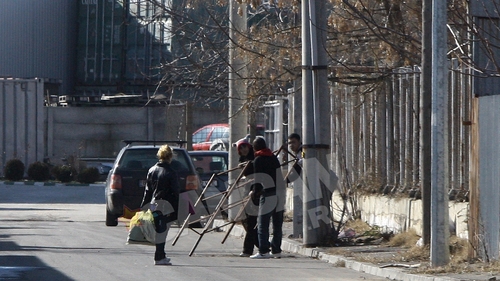 “Brigada diverse” fura haiduceste! Evadate din canal, doua cupluri de boschetari s-au infipt ca magnetii in curtea unui service!