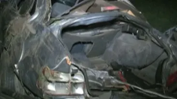 VIDEO Incredibil! Un mire beat si gelos ca i-a fost furata mireasa a plecat cu masina sa o caute, dar a facut accident si autoturismul a luat foc!