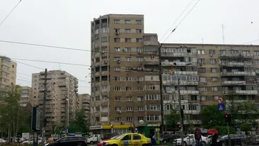 O angajata de la Ministerul de Externe a ajuns la spital, dupa ce i-a cazut tencuiala blocului in cap! Vezi cum se simte acum!