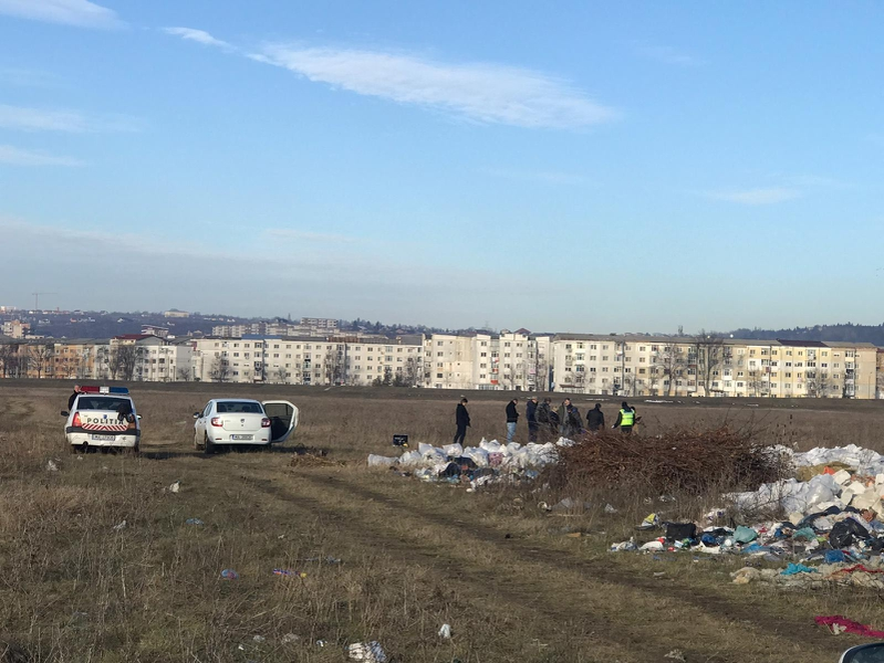 Șocant! Femeie moartă, dezbrăcată și plină de sânge, în zona genitală, găsită pe un câmp din Iași