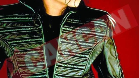 Michael Jackson a iesit pe strada rujat si fara masca