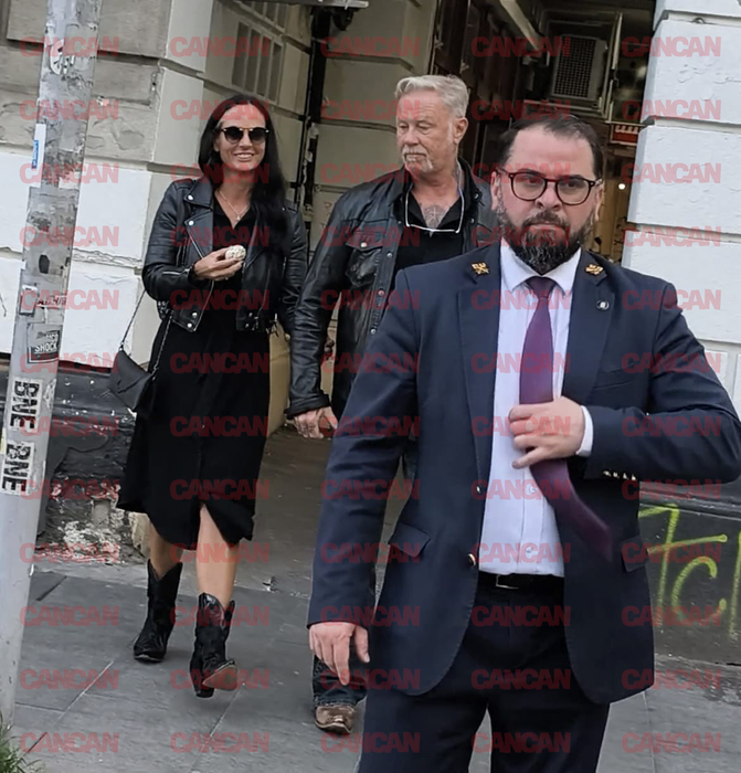 James Hetfield de la Metallica, plimbare romantică cu iubita la Universitate. Un fan a încercat să facă o poză cu el, dar a fost refuzat