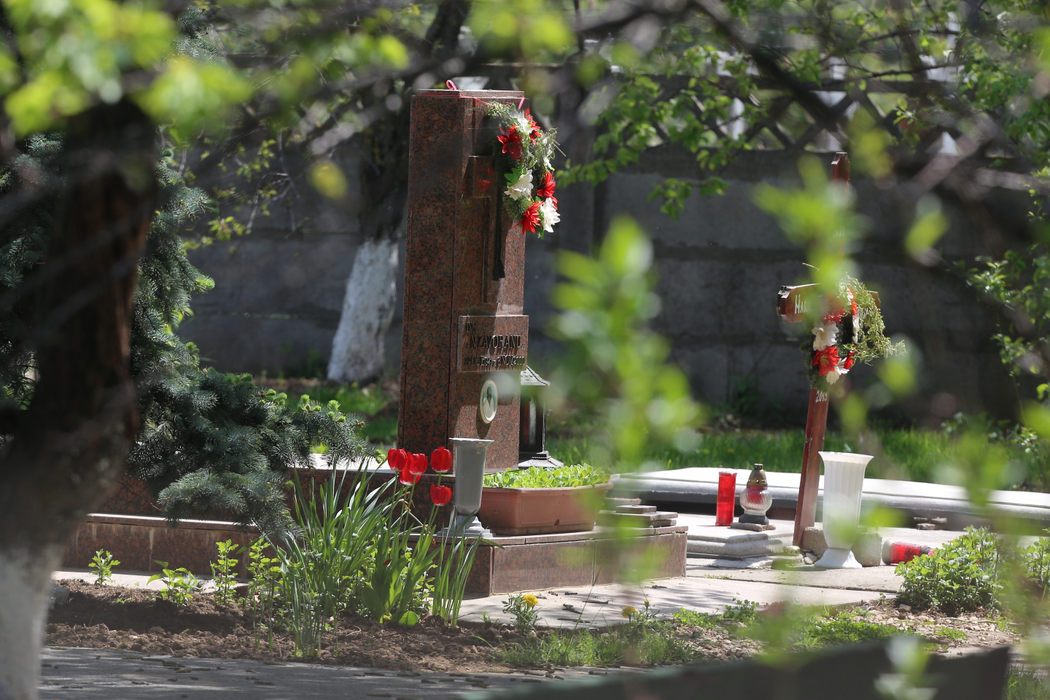 Mormântul Mărioarei Zăvoranu este cel mai îngrijit din cimitir