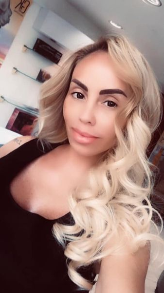 Flore Salalidis îi dă în judecată pe polițiștii care au filmat-o goală