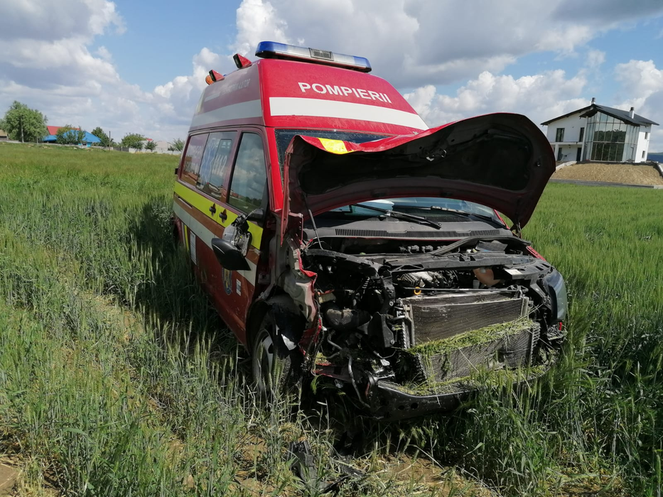 Ambulanță SMURD Bacău implicată într-un accident rutier cu o căruță: ”Unii sunt inconștienți…”