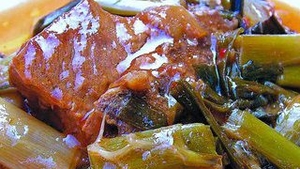 Stufat de miel asezonat cu verdeata si felii de lamaie