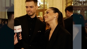 Mira și iubitul ei, Levi, primul Crăciun împreună! Dar să-i vezi pe părinții lor cum... Au pus țara la cale în numele îndrăgostiților!