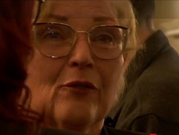 Cel mai greu moment pentru mama lui Ioan Isaiu. Sfâșiată de durere, la priveghiul actorului