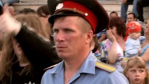 VIDEO Acest politist mai avea putin si o lua la fuga! La ce concert a asistat omul legii: "Nu am vazut in viata mea asa ceva"