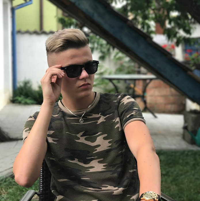 Iubitele l-au părăsit pe Alex pentru vedetele din showbiz (Foto: Facebook)
