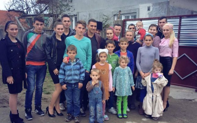 Imagini de la înmormântarea mamei din Timiș cu 18 copii! E cutremurător ce s-a întâmplat când au băgat-o pe Lidia în groapă. VIDEO