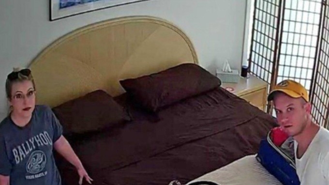 Au închiriat o cameră în vacanţă şi au descoperit că sunt filmaţi pe ascuns! Proprietarul a vrut să vadă cum fac sex